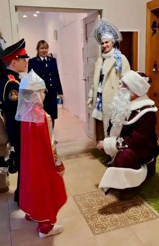 В преддверии Нового года работники прокуратуры Хабаровского края поздравили детей погибшего участника специальной военной операции В преддверии Нового года работники прокуратуры Хабаровского края поздравили детей погибшего участника специальной военной операции