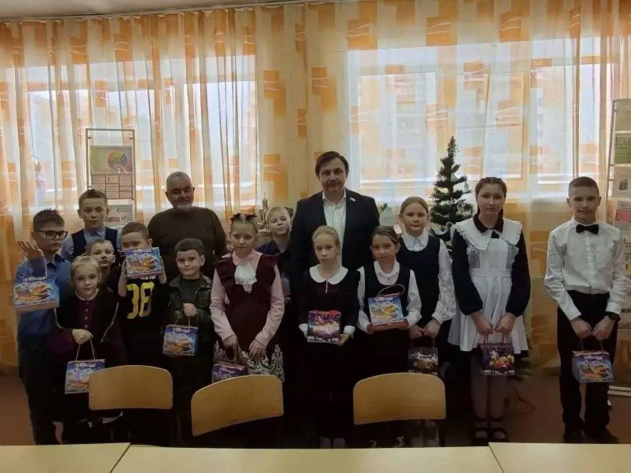 Депутаты краевого парламента поздравили маленьких жителей Хабаровского края с Новым годом Депутаты краевого парламента поздравили маленьких жителей Хабаровского края с Новым годом