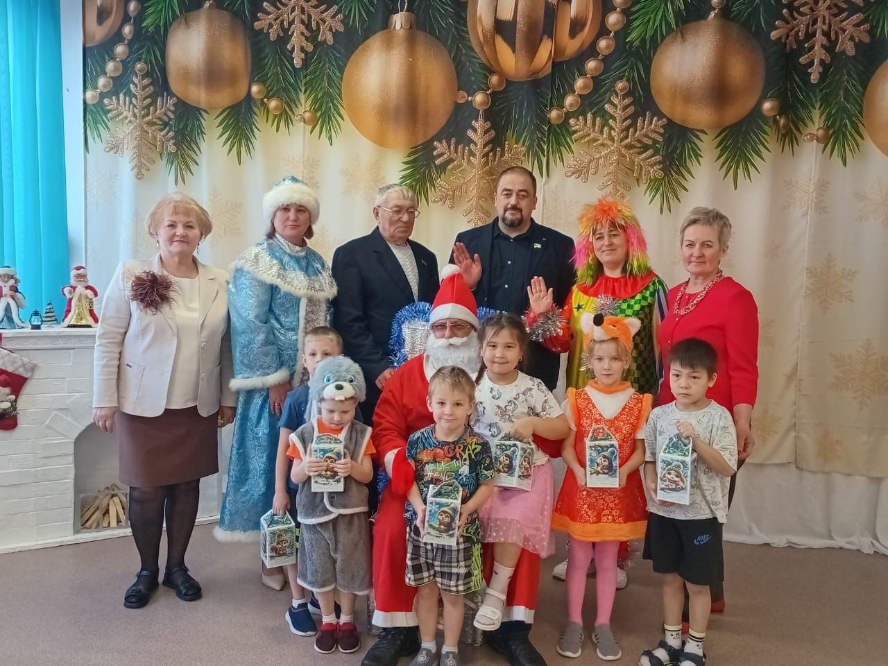 Депутаты краевого парламента поздравили маленьких жителей Хабаровского края с Новым годом Депутаты краевого парламента поздравили маленьких жителей Хабаровского края с Новым годом