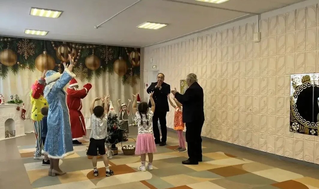 Депутаты краевого парламента поздравили маленьких жителей Хабаровского края с Новым годом