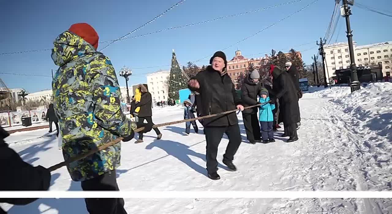 Народные гулянья каждый день проходят на главной площади Хабаровска