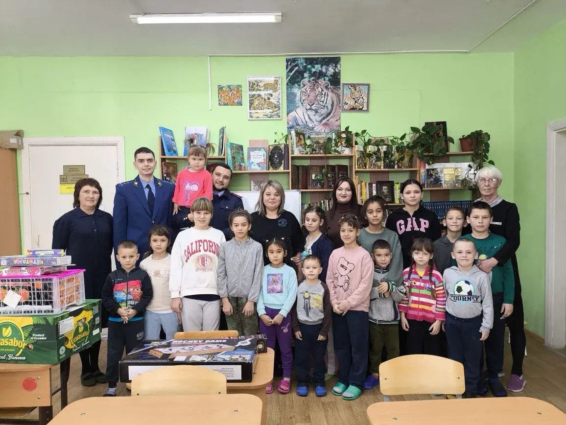 Сотрудники регионального следственного управления поздравили юных жителей района имени Лазо с новогодними праздниками