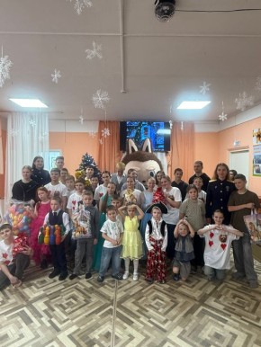 Сотрудники регионального управления поздравили юных жителей города Комсомольска-на-Амуре с новогодними праздниками