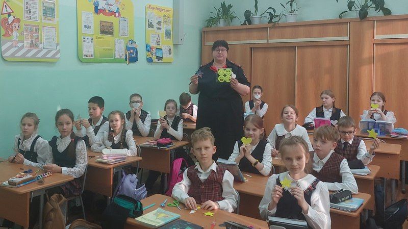 Сотрудники Госавтоинспекции города Комсомольска-на-Амуре провели для школьников профилактическое мероприятие "Берегите руки, ноги! Не рискуйте на дороге!"