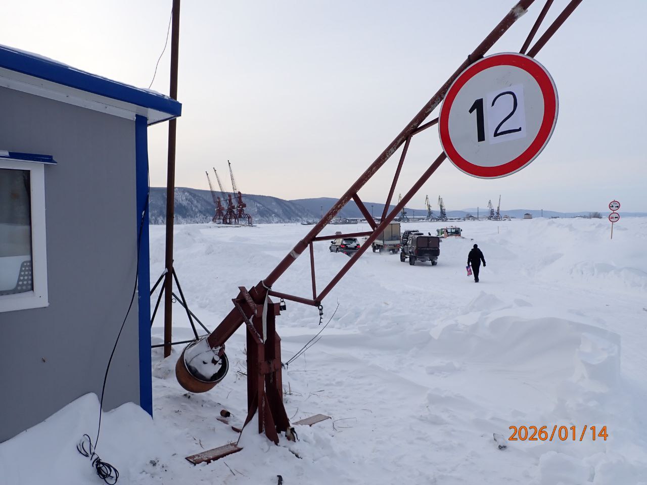 По информации ООО "Николаевская ледовая переправа", с 14 января 2026 г. до 12 тонн поднята грузоподъемность ледовой переправы через реку Амур по маршруту Николаевск-на-Амуре - с. Подгорное