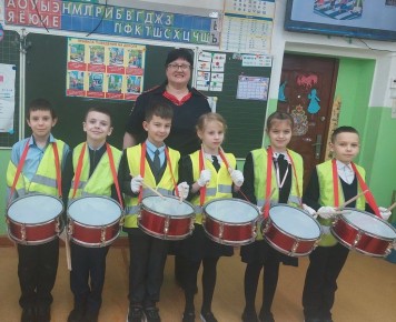 Сотрудники Госавтоинспекции Комсомольска-на-Амуре совместно с ЮИДовцами провели социальную акцию «Светоотражатели берегут жизни детей»