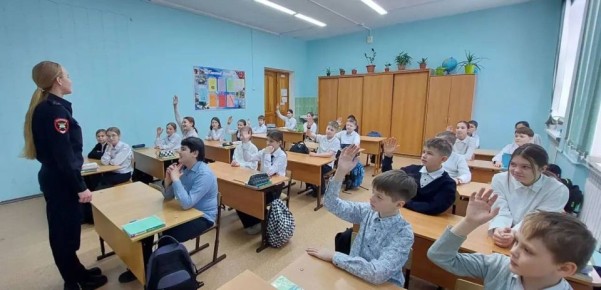 Сотрудник Госавтоинспекции города Хабаровска провел профилактическую беседу в МБОУ СОШ № 39