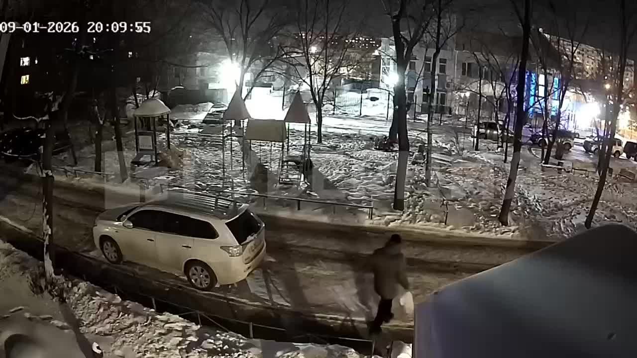 Донести мусор до помойки не смог местный житель на улице Ладожской в Хабаровске Мужчина нашел лайфхак, как не преодолевать, судя по всему, большие расстояния до мусорки – достаточно выкидывать его в маленькие урны...