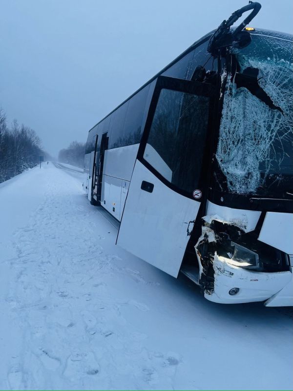 Сегодня, в 08:17 водитель заказного (служебного) автобуса Higer (мужчина 1988 г.р.), двигаясь со стороны г. Хабаровска в сторону г. Комсомольска-на-Амуре в районе 160 км федеральной автомобильной дороги А-376, при обгоне не...