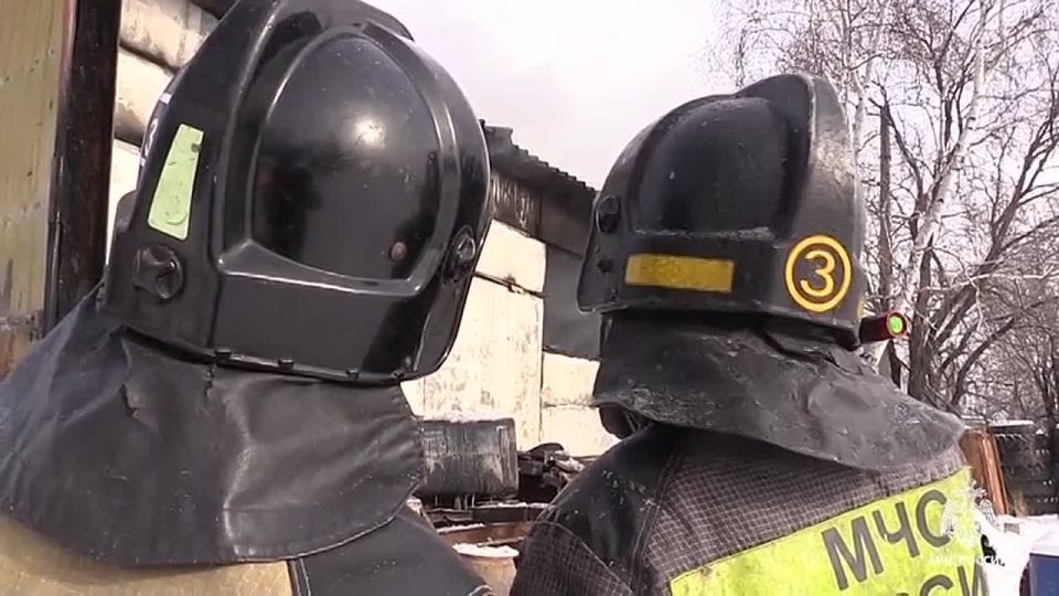 Огнеборцы продолжают работы на месте происшествия на улице Шкотова в Хабаровске