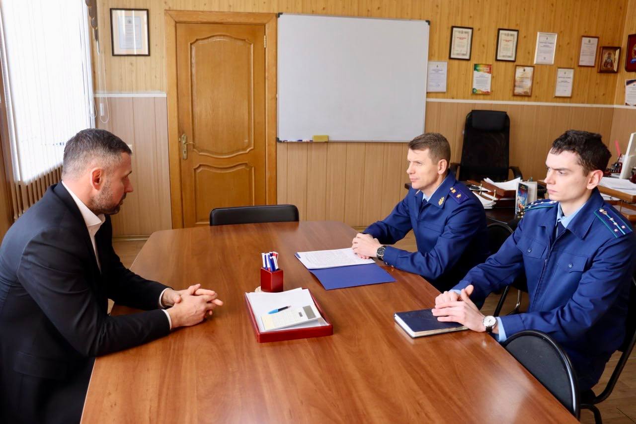 Сегодня прокурор Хабаровского края Виталий Степанов в рамках рабочей поездки посетил район имени Лазо Сегодня прокурор Хабаровского края Виталий Степанов в рамках рабочей поездки посетил район имени Лазо