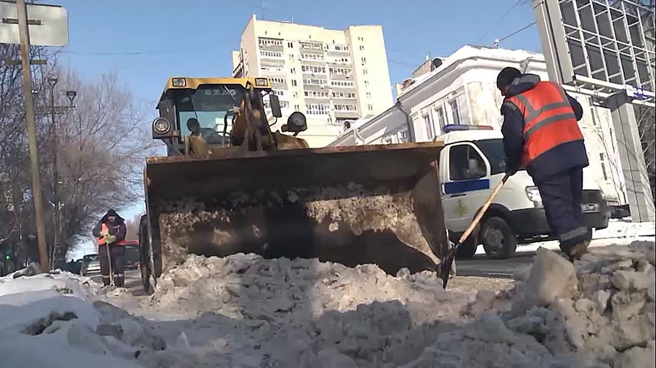 Коммунальщики совместно с представителями ГИБДД эвакуируют машины, мешающие очистке дорог