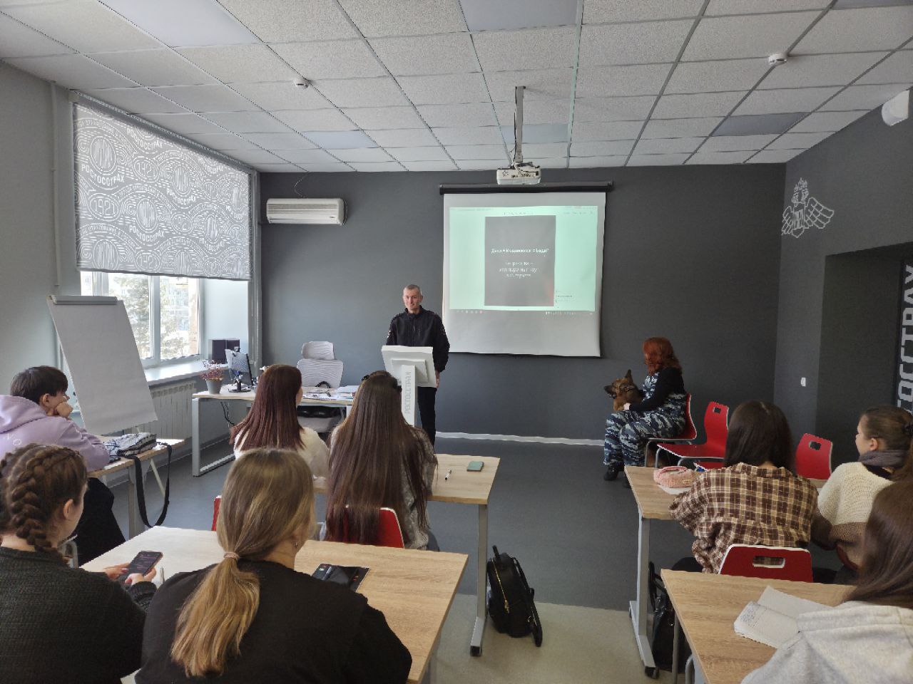 Студенческий десант в Хабаровске: от борьбы с мошенничеством до знакомства с полицейской овчаркой Студенческий десант в Хабаровске: от борьбы с мошенничеством до знакомства с полицейской овчаркой