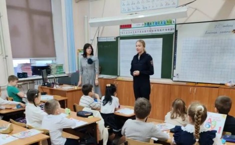 Сотрудник Госавтоинспекции провел профилактические беседы с учениками в МБОУ СОШ № 87 и МБОУ СОШ № 56