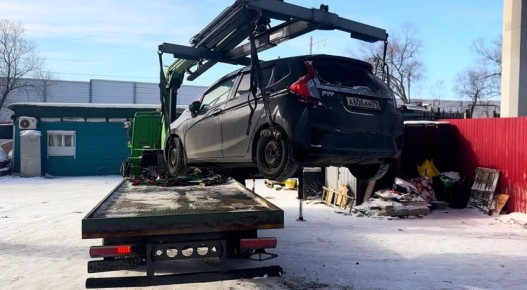 В Хабаровске продолжают эвакуировать машины, мешающие расчистке дорог