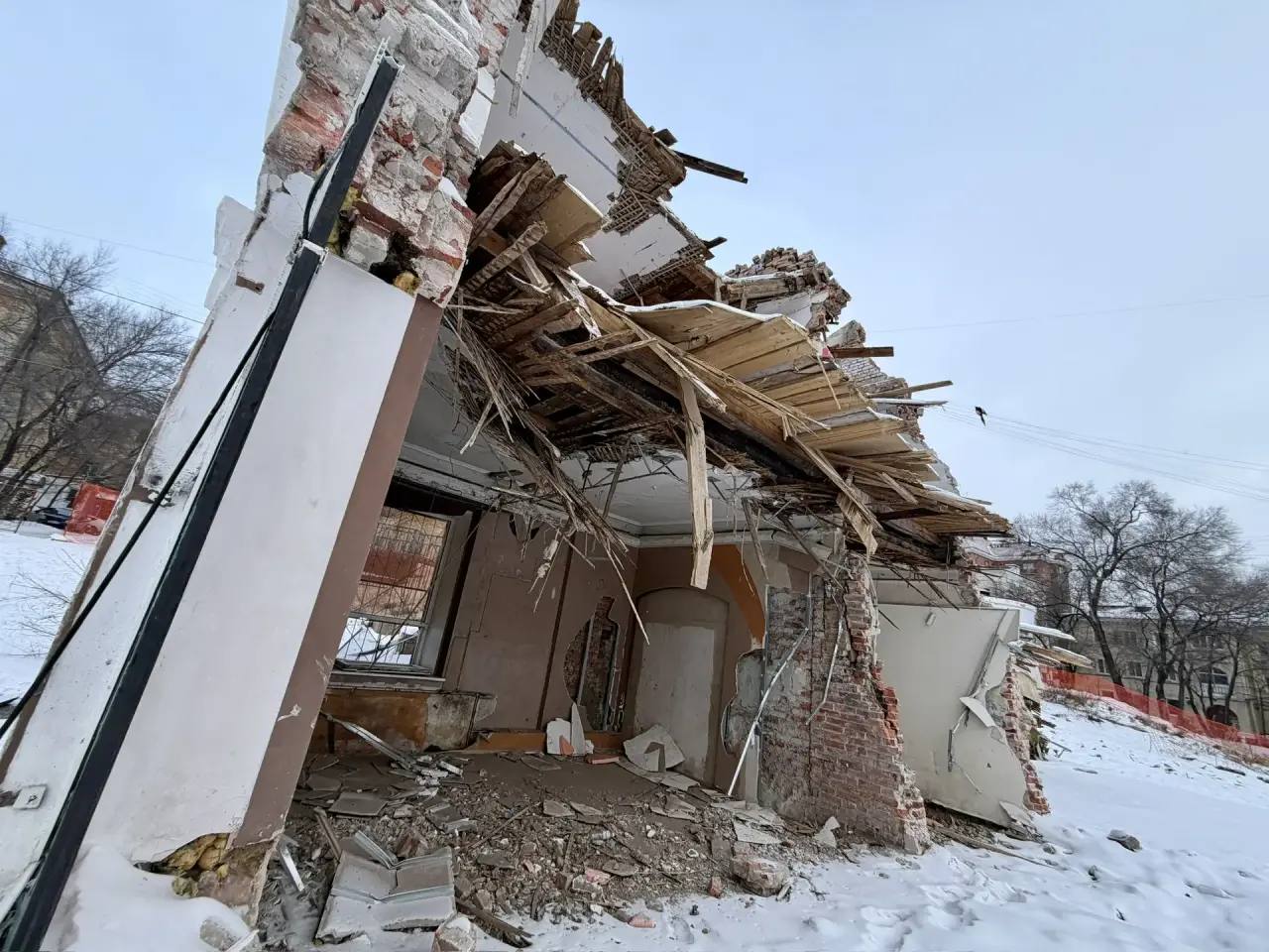 Снос бараков на улице Гоголя в Хабаровске пришлось приостановить из-за проблем с расселением