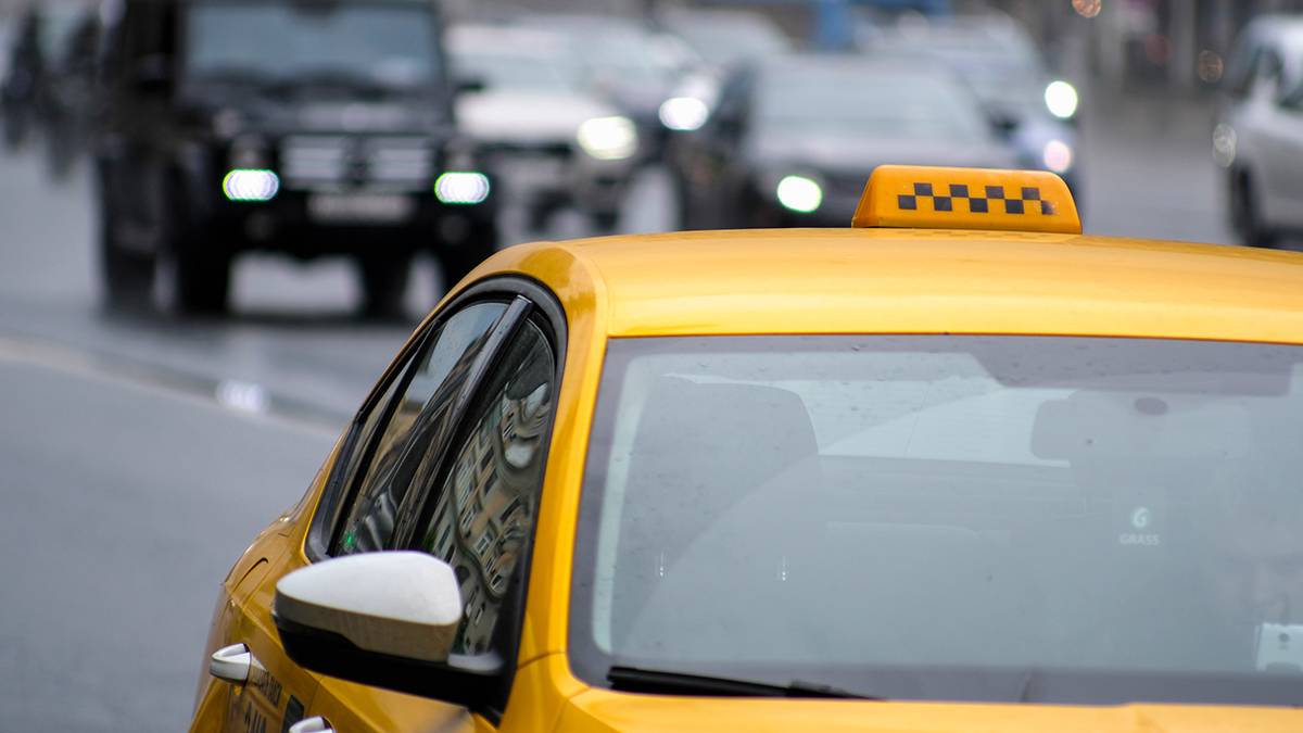 Пассажирка украла деньги у таксиста в Комсомольске