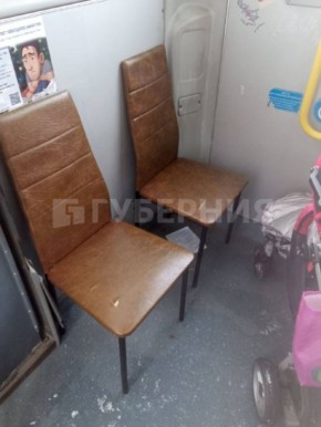 Стулья внезапно появились в одном из автобусов в Хабаровске В автобусе маршрута №82 перевозчик поставил обычные стулья. Пассажиры предположили, что сделано это для их удобства