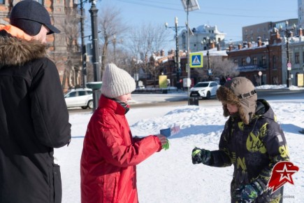 Активисты Центра патриотического воспитания совместно с участниками движения «Юнармия» и воспитанниками военно-патриотических клубов провели важную акцию «Ленточка Ленинградской Победы» на Комсомольской площади Хабаровска