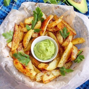 Картофель по гречески с авокадо-пастой: простое блюдо для уютного ужина