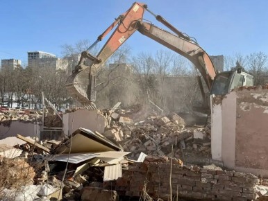В Хабаровске приступили к сносу сразу нескольких известных зданий