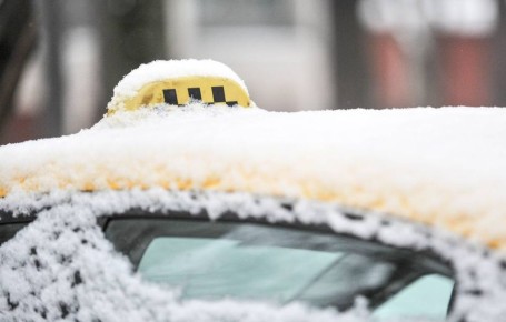 В Госдуме предложили зафиксировать цены на такси до больниц и школ в снегопад