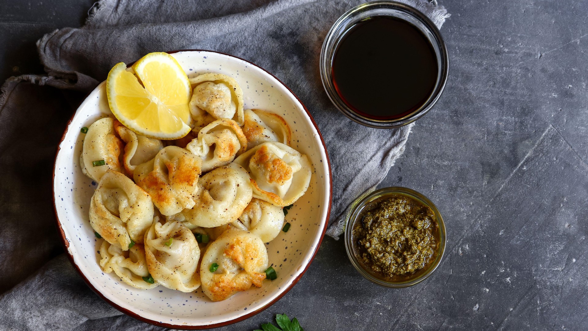 Быстро и вкусно: как приготовить необычные жареные пельмени