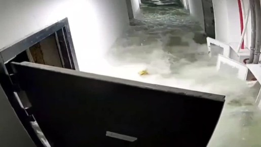 Эпичное из Хабаровска: мощный поток воды вынес металлическую дверь в подземном паркинге в одном из ЖК города