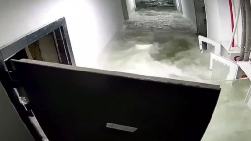 Поток воды выбил двери и затопил техэтажи в одном из ЖК в Хабаровске