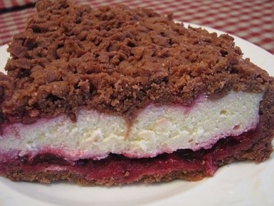 Нежный творожный пирог с какао и вишней