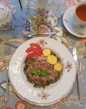 Нежный гуляш со сливками и шампиньонами