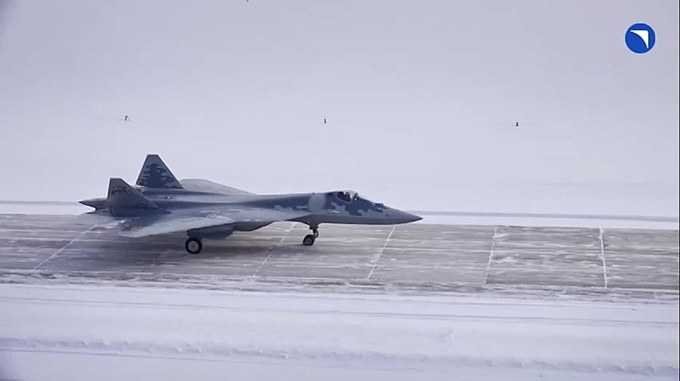 Новую партию истребителей пятого поколения Су-57 в обновлённом техническом облике передала Объединённая авиастроительная корпорация министерству обороны России