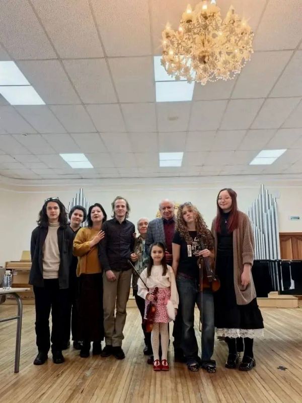 6 и 7 февраля в Детской школе искусств № 5 и Хабаровском краевом колледже искусств состоялись мастер-классы Заслуженного артиста РФ, профессора Дальневосточного государственного института искусств Феликса Гинелевича Кальмана