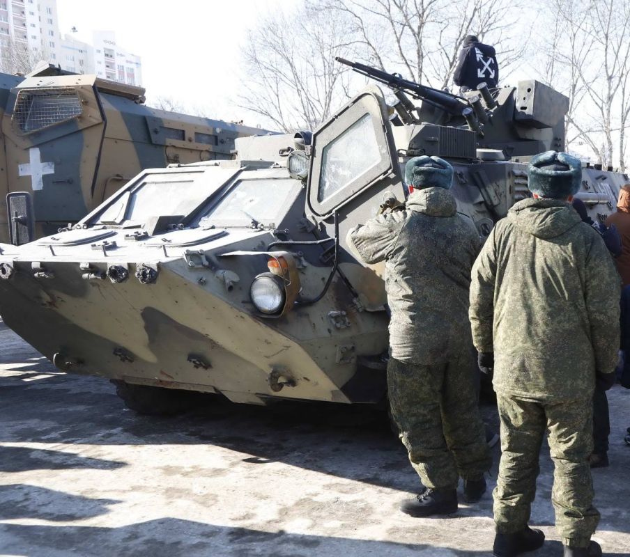 Трофейный БТР-4Е в Хабаровске на территории комплекса «Платинум Арена» в рамках научно-практического форума «Народ и армия едины»