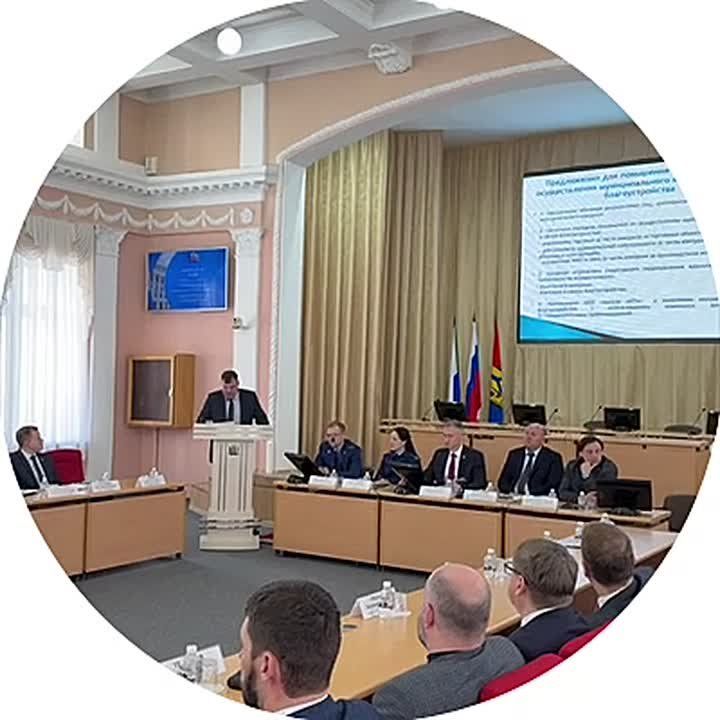 С докладом выступает Елькин Денис Алексеевич, первый заместитель Мэра города по городскому хозяйству