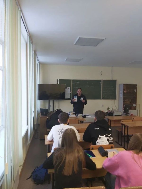 Сотрудник Госавтоинспекциии города Хабаровска провел с учащимися «Хабаровского дорожно-строительного техникума» профилактическую беседу о необходимости соблюдения ПДД