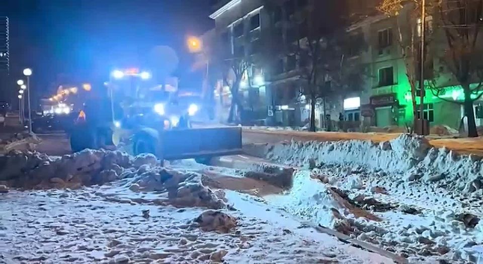 Дорожники круглосуточно чистят хабаровские магистрали от снега