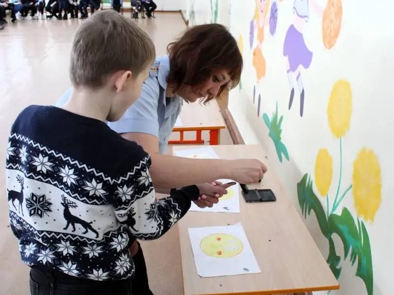 Сотрудники полиции провели для юных комсомольчан «Час безопасности»