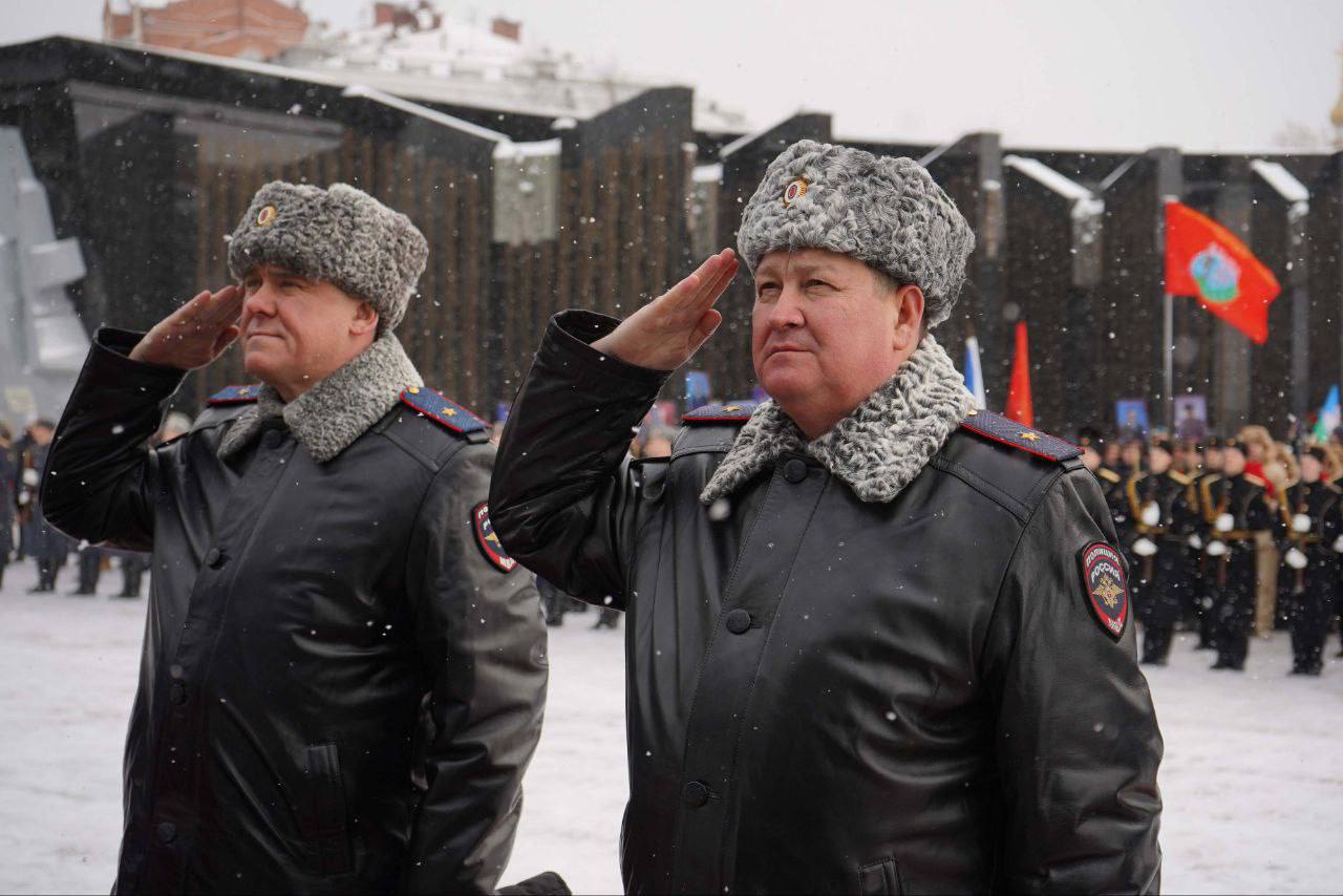 Начальник Управления МВД России по Хабаровскому краю принял участие в церемонии возложения цветов к памятнику-мемориалу войнам, исполнившим служебный долг за пределами Отечества Начальник Управления МВД России по Хабаровскому краю принял участие в церемонии возложения цветов к памятнику-мемориалу войнам, исполнившим служебный долг за пределами Отечества