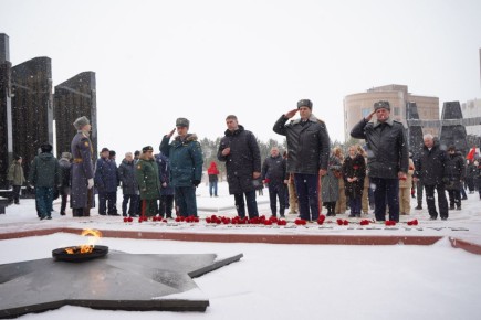 В Хабаровске руководитель регионального следственного управления почтил память россиян, исполнявших служебный долг за пределами Отечества