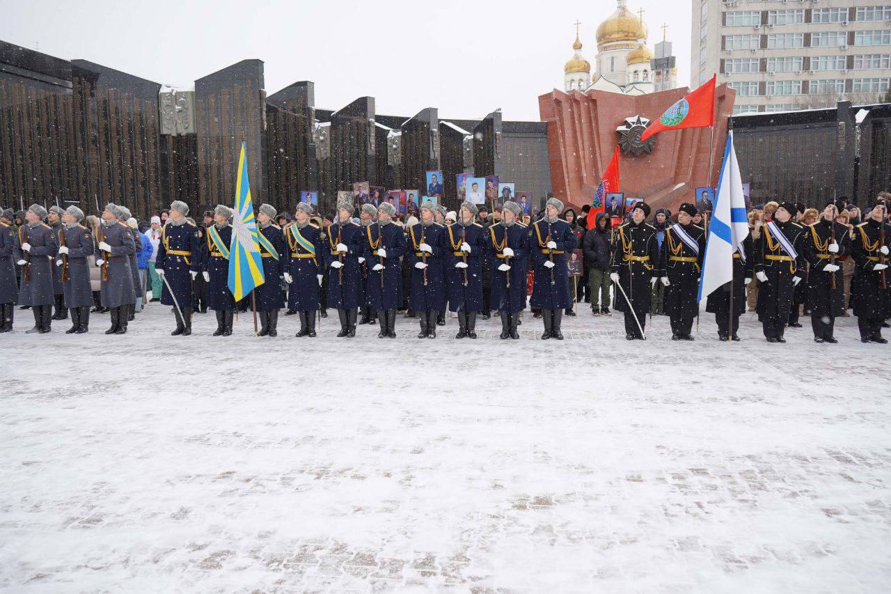 Начальник Управления МВД России по Хабаровскому краю принял участие в церемонии возложения цветов к памятнику-мемориалу войнам, исполнившим служебный долг за пределами Отечества Начальник Управления МВД России по Хабаровскому краю принял участие в церемонии возложения цветов к памятнику-мемориалу войнам, исполнившим служебный долг за пределами Отечества