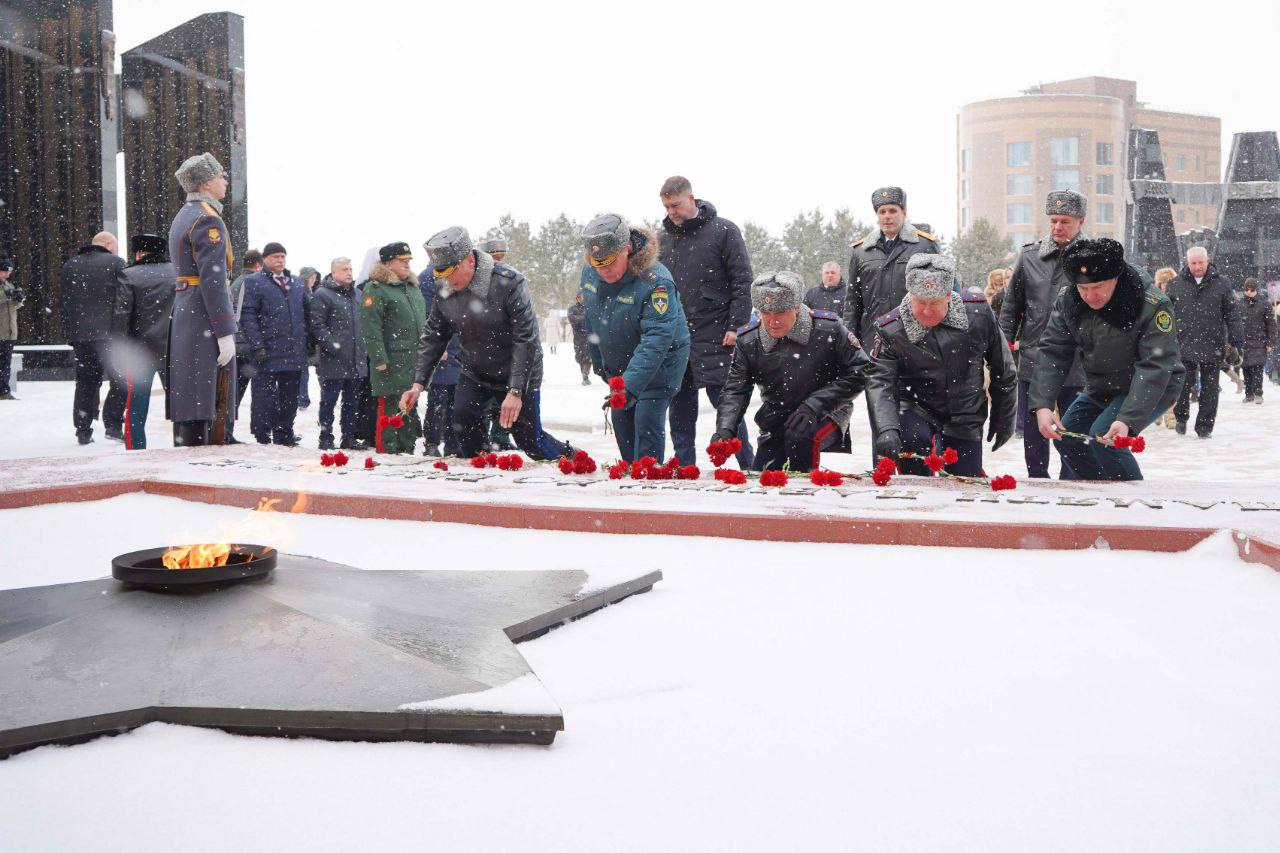 Начальник Управления МВД России по Хабаровскому краю принял участие в церемонии возложения цветов к памятнику-мемориалу войнам, исполнившим служебный долг за пределами Отечества Начальник Управления МВД России по Хабаровскому краю принял участие в церемонии возложения цветов к памятнику-мемориалу войнам, исполнившим служебный долг за пределами Отечества