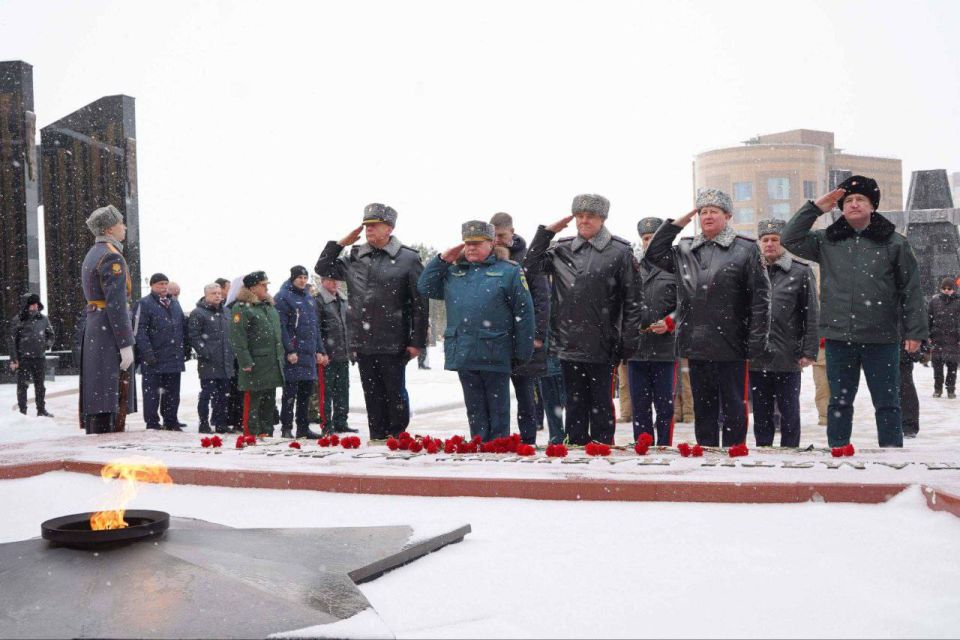 Начальник Управления МВД России по Хабаровскому краю принял участие в церемонии возложения цветов к памятнику-мемориалу войнам, исполнившим служебный долг за пределами Отечества