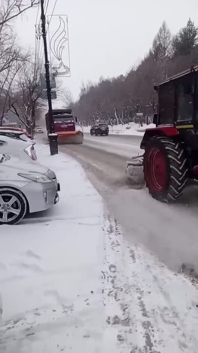 Дорожные службы продолжают расчищать городские улицы от снега