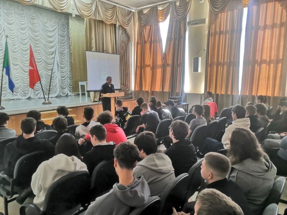Сотрудник Госавтоинспекции города Хабаровска провел среди учащихся «Хабаровского колледжа отраслевых технологий и сферы обслуживания» профориентационную беседу для поступления на службу в ОВД