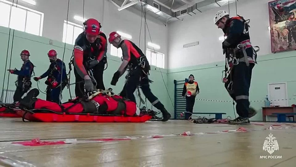 В Хабаровске прошли первые соревнования по эвакуации пострадавших с высоты среди спасателей ДФО