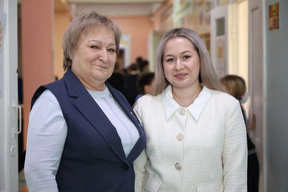 «Я не представляю себя ни в какой другой сфере»: Педагогический коллектив в селе имени Полины Осипенко прирастает молодыми учителями «Я не представляю себя ни в какой другой сфере»: Педагогический коллектив в селе имени Полины Осипенко прирастает молодыми учителями