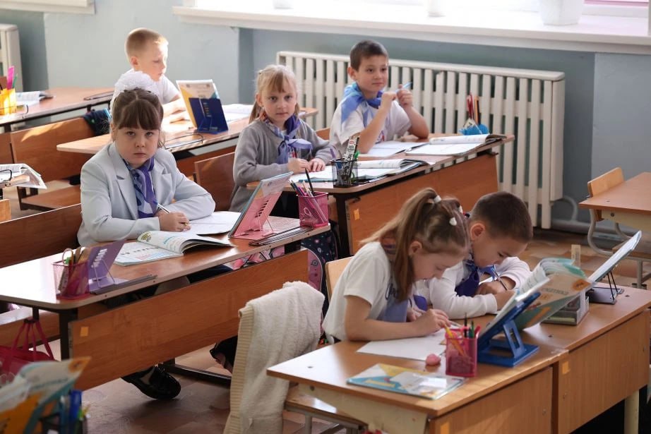 «Я не представляю себя ни в какой другой сфере»: Педагогический коллектив в селе имени Полины Осипенко прирастает молодыми учителями «Я не представляю себя ни в какой другой сфере»: Педагогический коллектив в селе имени Полины Осипенко прирастает молодыми учителями