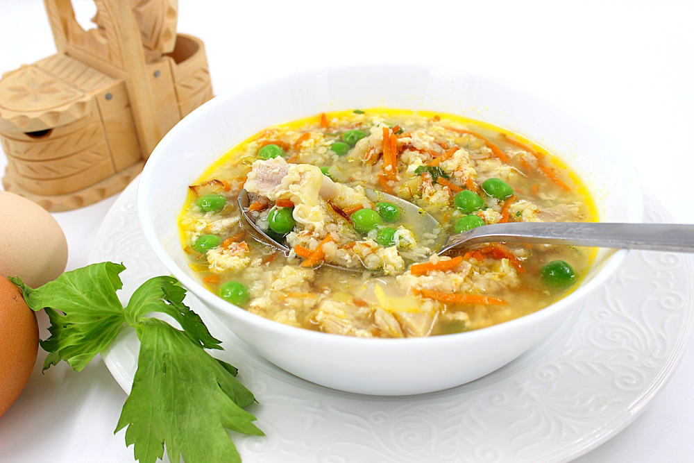 Теплый уют кудрявого супа с курицей и яйцом