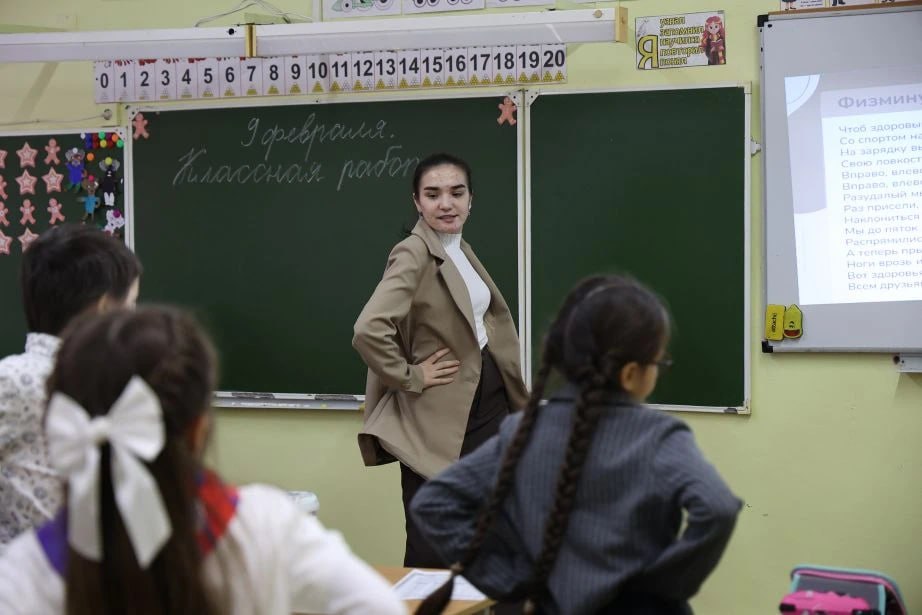 «Я не представляю себя ни в какой другой сфере»: Педагогический коллектив в селе имени Полины Осипенко прирастает молодыми учителями «Я не представляю себя ни в какой другой сфере»: Педагогический коллектив в селе имени Полины Осипенко прирастает молодыми учителями